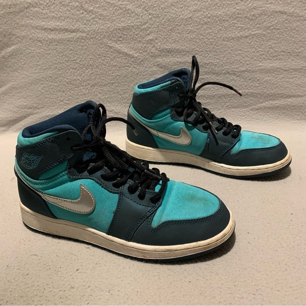 Nike Air Jordan Retro High Youth Size 5.5 Y Sneakers 332148-318